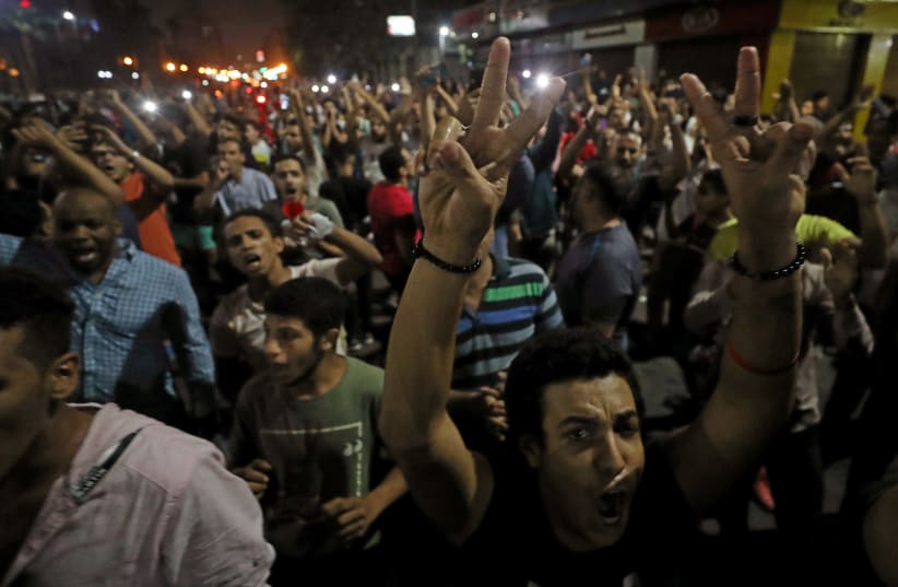 Small groups of protesters gather in central Cairo shouting anti-government slogans in Cairo, Egypt September 21, 2019 (photo credit: REUTERS/MOHAMED ABD EL GHANY)