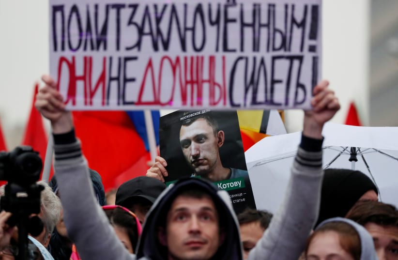 People attend a rally to demand the release of jailed protesters, who were detained during opposition demonstrations for fair elections, in Moscow, Russia September 29, 2019. (photo credit: REUTERS/SHAMIL ZHUMATOV)