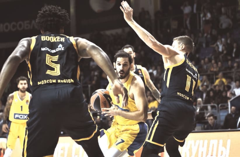 OMRI CASSPI (center) scored 13 points for Maccabi Tel Aviv last night, but the yellow-and-blue lost 89-83 at Khimki Moscow in its Euroleague opener (photo credit: Courtesy)