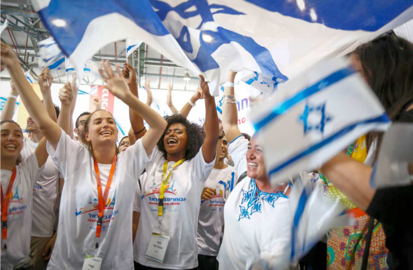 AN ENTHUSIASTIC welcome for new immigrants from France with T-shirts bearing the hashtag (in Hebrew) ‘#choosing Israel.’ (photo credit: Courtesy)