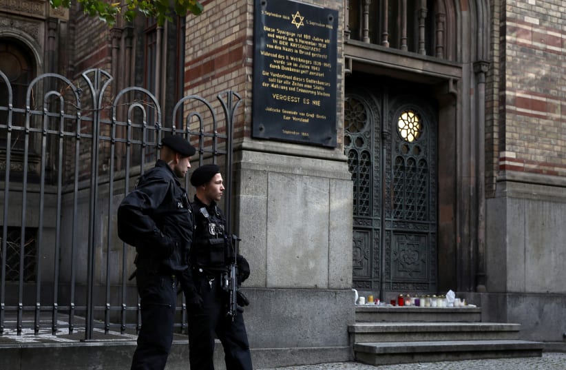 Police officers stand guard in front of the entrance to the Neue Synagoge in Berlin (photo credit: CHRISTIAN MANG / REUTERS)