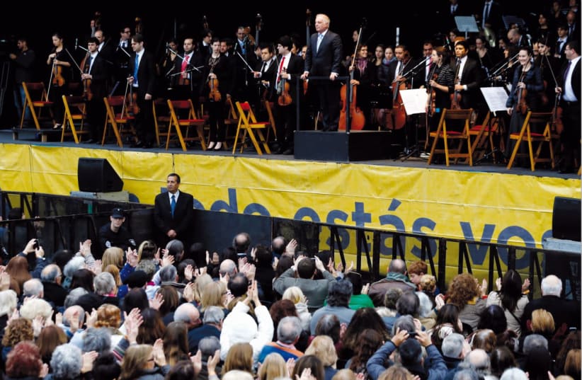 Daniel Barenboim and his West-Eastern Divan orchestra comprising Arab and Israeli musicians thank the audience during a free concert in Buenos Aires (photo credit: MARCOS BRINDICCI/REUTERS)
