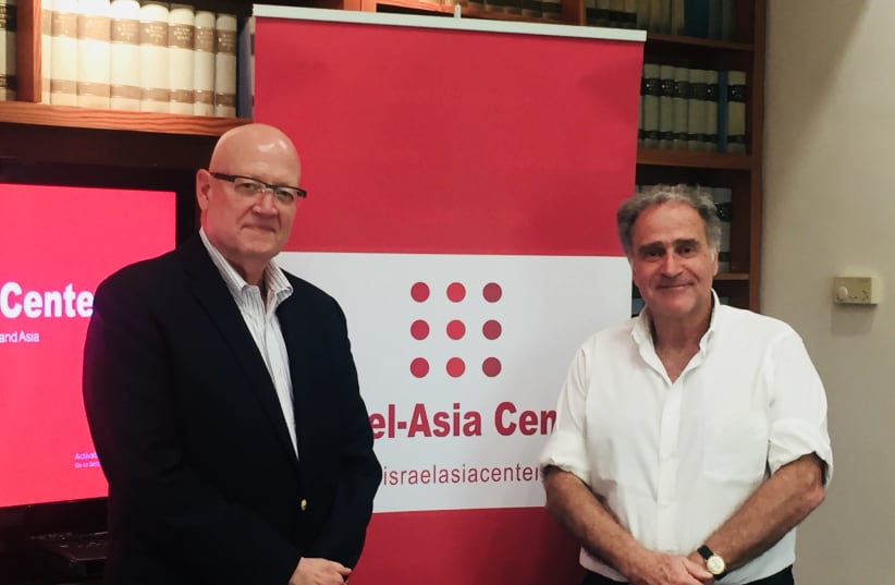 APCO Worldwide Greater China chairman James McGregor (L) and MAI Foreign Trade and International Relations director-general Dan Catarivas (R) (photo credit: ISRAEL ASIA CENTER)