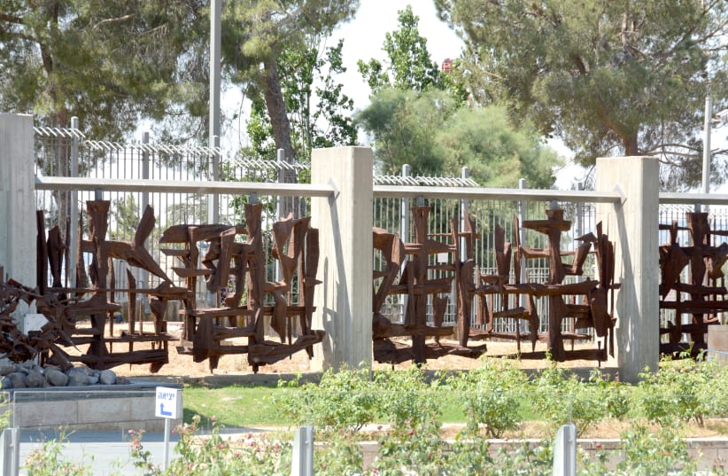 8NOVEMBER 15, 2019COVERA SCULPTURE of the bones in Ezekiel’s vision stands in front of a gate at the Knesset in the capital. (photo credit: Wikimedia Commons)