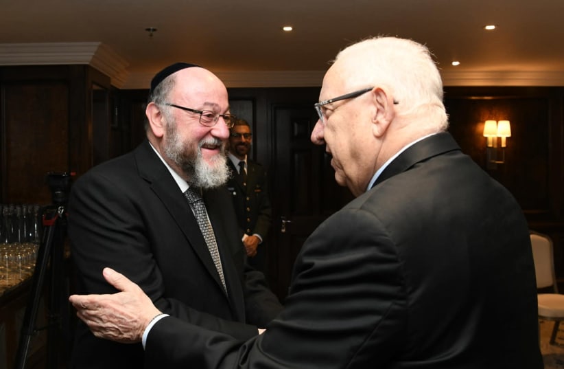 Chief Rabbi of the UK Ephraim Mirvis [L] and President Reuven Rivlin [R] during their meeting in London (photo credit: AMOS BEN-GERSHOM/GPO)
