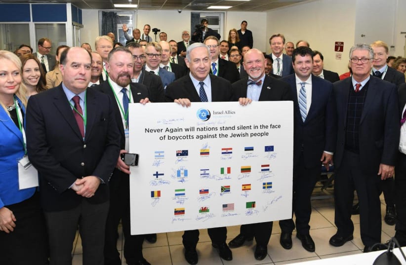 Prime Minister Benjamin Netanyahu in a meeting with lawmakers from 25 countries from the Israel Allies Foundation (photo credit: AMOS BEN-GERSHOM/GPO)