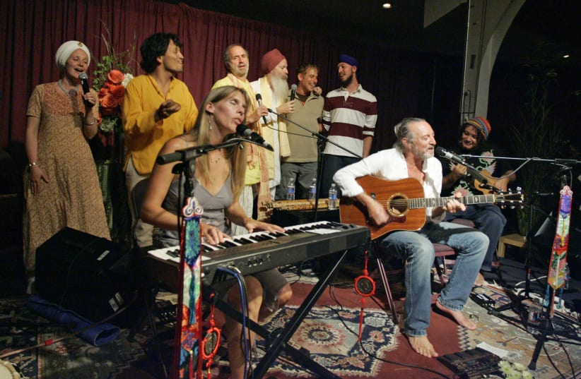 German musician Deva Premal (L,front) and English musician Miten (R,front) lead their fellow artists in a chant during the Ecstatic Chant kirtan weekend at the Omega Institute for Holistic Studies retreat center in Rhinebeck, N.Y. September 2, 2007. Back row (L-R) are musicians Snatam Kaur, Nepalese (photo credit: REUTERS)