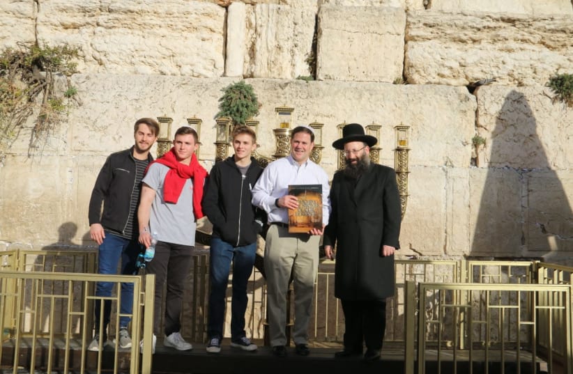 Arizona Governor Doug Ducey and his three sons stand with Rabbi Shmuel Rabinowitz at the Western Wall. (photo credit: WESTERN WALL HERITAGE FOUNDATION)