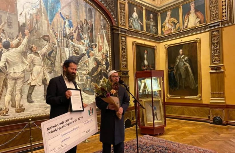 Rabbi Moshe David Hacohen and Imam Salahuddin Barakat from Amanah are awarded Malmo's City Prize on December 19, 2019. (photo credit: MUBARIK ABDIRAHMAN)