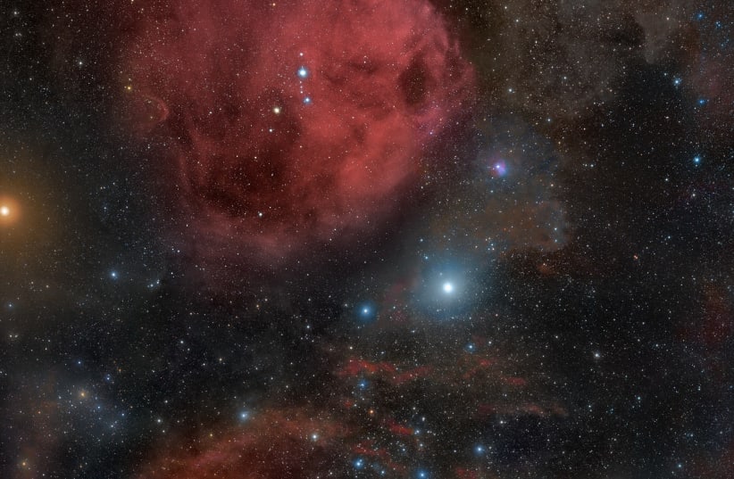 Photo taken by Rogelio Bernal Andreo in October 2010 of the Orion constellation showing the surrounding nebulas of the Orion Molecular Cloud complex. Also captured is the red supergiant Betelgeuse (top left) and the famous belt of Orion composed of the OB stars Alnitak, Alnilam and Mintaka. To the b (photo credit: Wikimedia Commons)