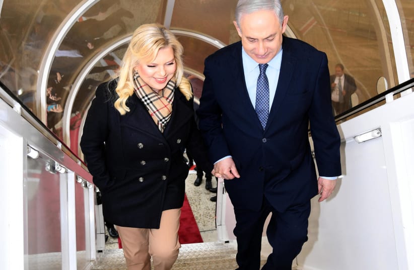 Prime Minister Benjamin Netanyahu and his wife Sara Netanyahu boarding the plane to Athens (photo credit: HAIM ZACH/GPO)