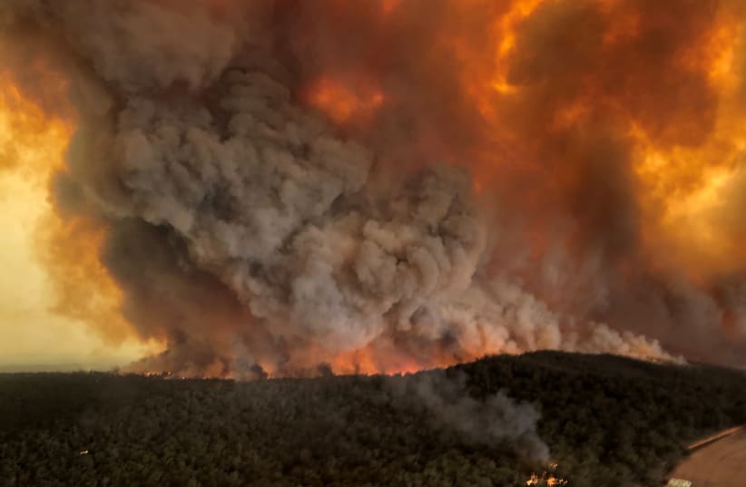 Smoke billows during bushfires in Bairnsdale, Victoria, Australia, December 30, 2019. (photo credit: GLEN MOREY/VIA REUTERS)