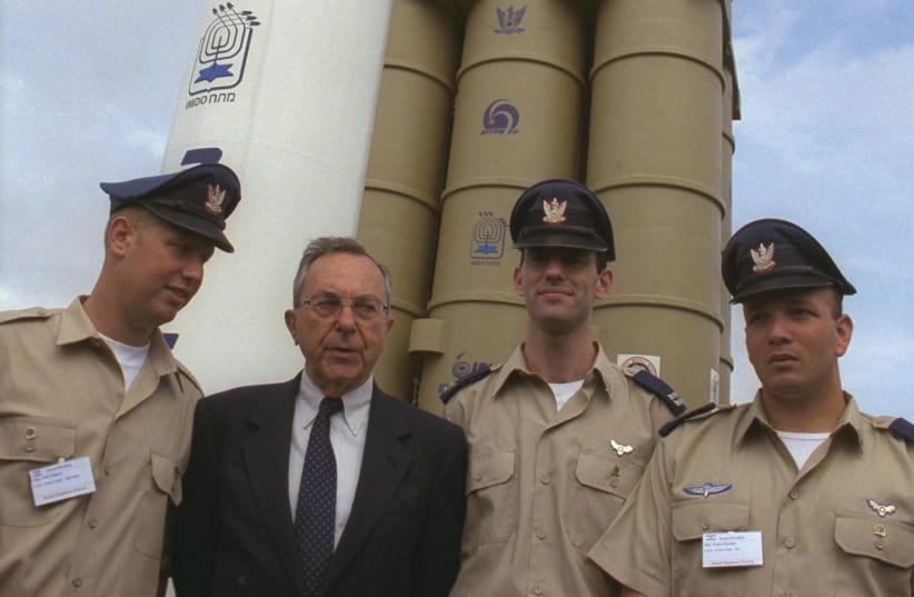 Defense minister Moshe Arens wth Israeli Air Force personnel at the Paris Air Show in 1999 with the Israel Aircraft Industry Arrow missile. (photo credit: YA’ACOV SA’AR/GPO)