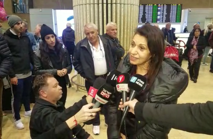 Yaffa Issachar speaks to Israeli reporters after returning to Israel from Russia on January 19, 2020 (photo credit: screenshot)