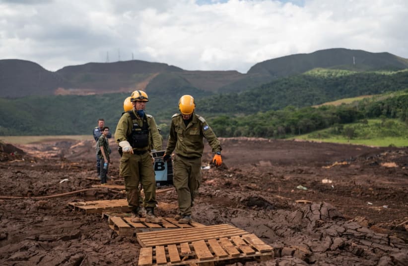 IDF rescuers look for bodies after Brazil’s deady Brumadinho dam disaster in January 2019 (photo credit: IDF SPOKESPERSON'S UNIT)