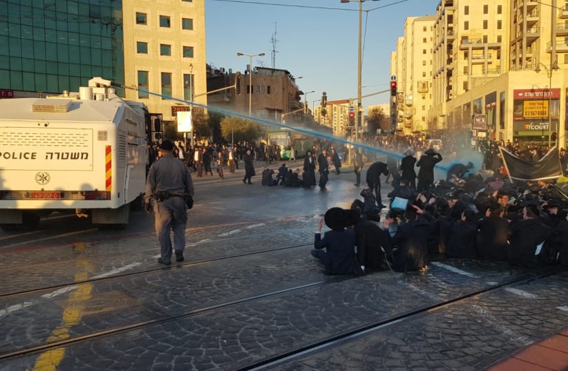 Police using water cannon to curb Haredi protests in Jerusalem  (photo credit: POLICE SPOKESPERSON'S UNIT)