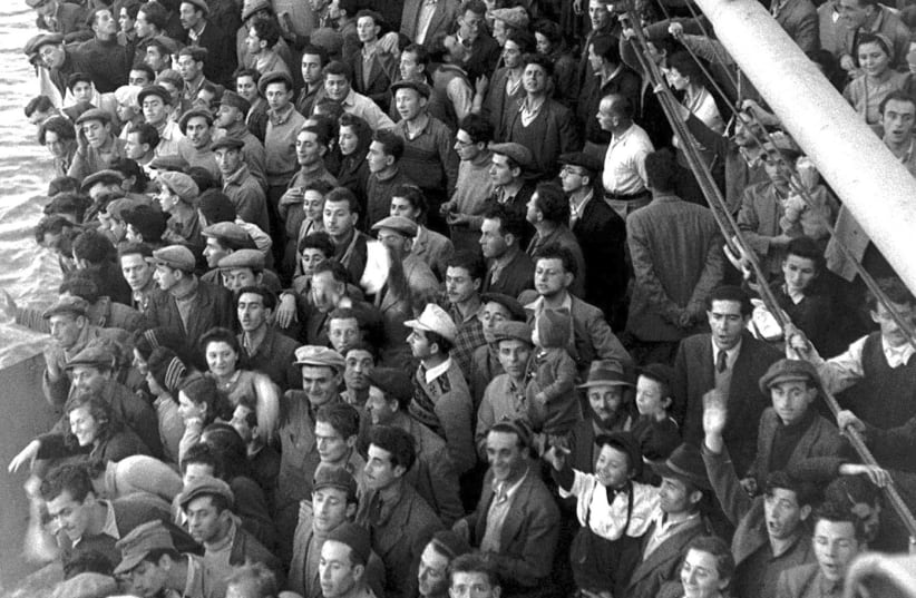 JEWISH IMMIGRANTS from war-torn Europe pack the ship S.S. Atzmaut (Independence, in Hebrew) as it sails into Haifa port weeks before May 14, 1948. The UK played a key and often controversial role in Israel’s history. Now it is time to support the peace plan, the author argues. (photo credit: REUTERS)