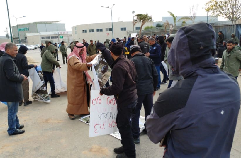 Bedouin protesters outside the Beersheba police station  (photo credit: RAN DAHAN/TPS)