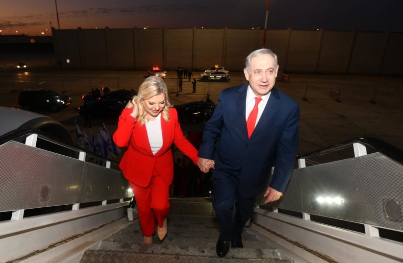 Prime Minister Benjamin Netanyahu and his wife Sara boarding the plane to Uganda (photo credit: HAIM ZACH/GPO)