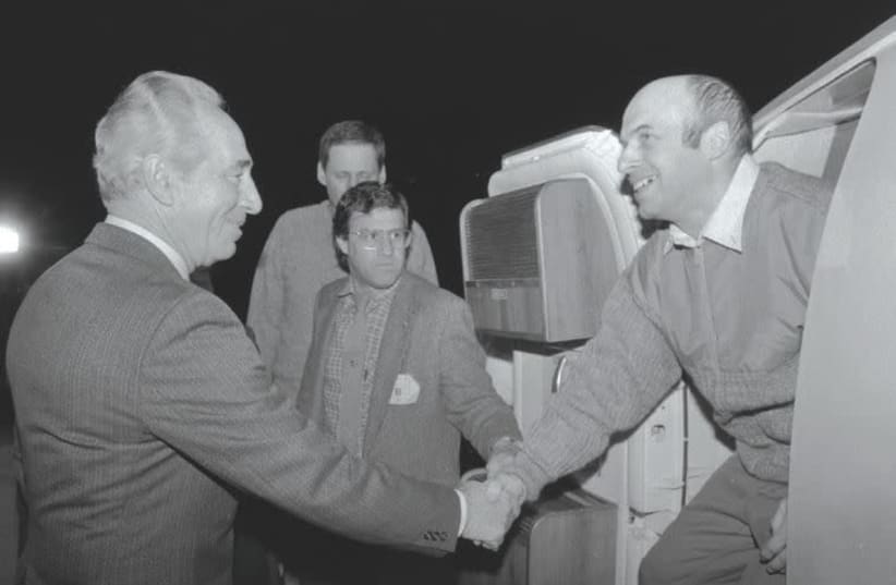 Israeli Foreign Minister Shimon Peres greets Natan Sharansky on his arrival in Israel, February 1986 (photo credit: NATI HARNIK/GPO)