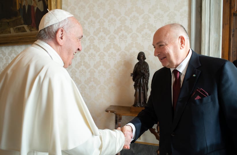 Dr. Moshe Kantor and Pope Francis at the Vatican meeting (photo credit: VATICAN PHOTO SERVICE)