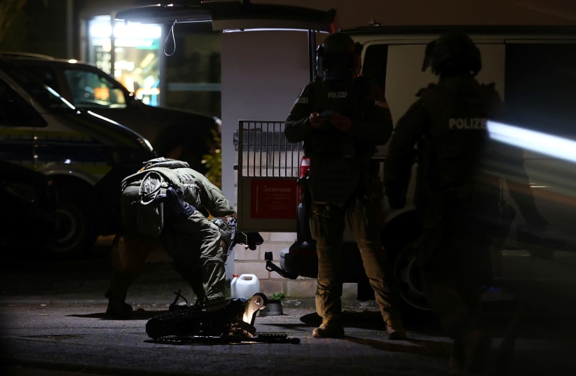 German special forces prepare to search an area after a shooting in Hanau near Frankfurt, Germany, February 20, 2020 (photo credit: KAI PFAFFENBACH/REUTERS)