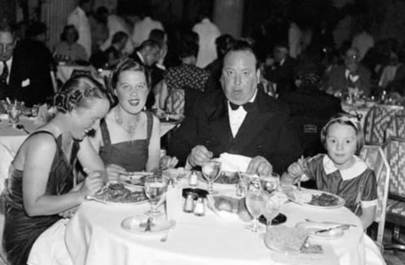 Alma Hitchcock, Joan Harrison, Alfred Hitchcock and Patricia Hitchcock dining in an American restaurant, 1937 (photo credit: UNITED STATES LIBRARY OF CONGRESS'S PRINTS AND PHOTOGRAPHS/WIKIMEDIA COMMONS)