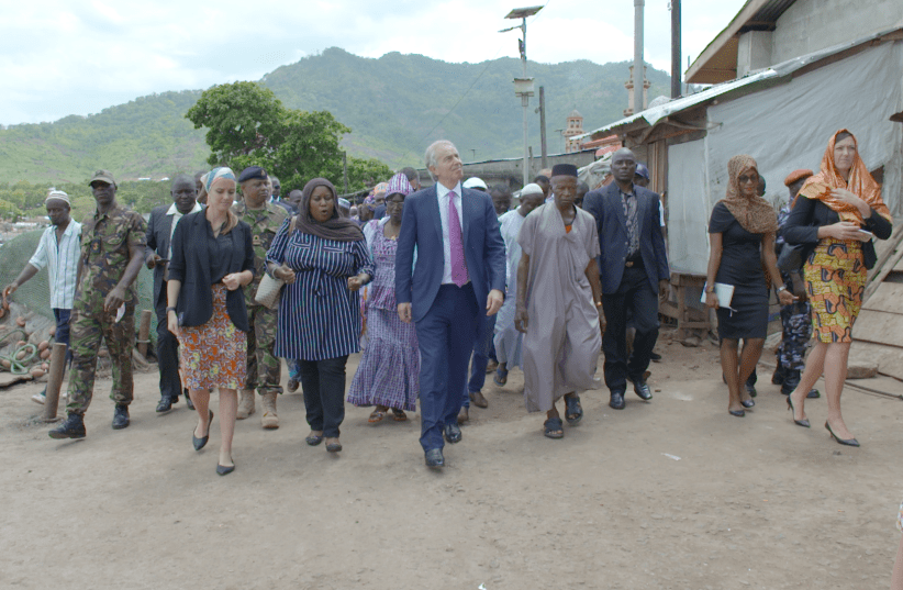 Tony Blair visits a fishing village in  Sierra Leone (photo credit: THE TONY BLAIR INSTITUTE FOR GLOBAL CHANGE)