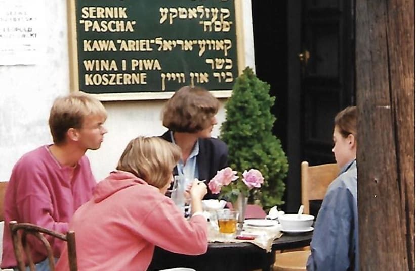 Café Ariel in Krakow with a menu advertising non-kosher Jewish dishes and a Klezmer concert (photo credit: ROBERT HERSOWITZ)