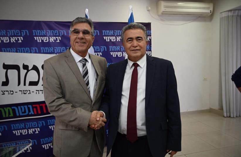 Alean El-Krenawi (L) with Labor leader Amir Peretz, February 27, 2020 (photo credit: LABOR-GESHER-MERETZ SPOKESPERSON)