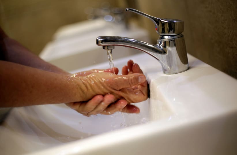 A man washes his hands at a shopping mall in Ciudad Juarez, Mexico March 22, 2019. (photo credit: JOSE LUIS GONZALEZ/REUTERS)