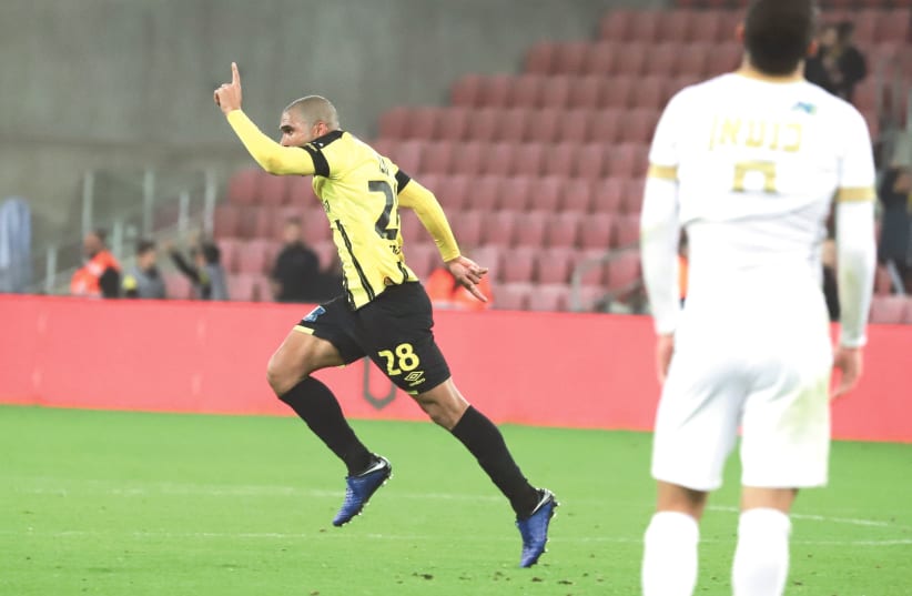  BEITAR JERUSALEM defender Uri Magbo celebrates after scoring a stoppage-time goal on Sunday night to give the yellow-and-black a 2-1 victory over Ashdod SC at Teddy Stadium in both club’s final regular-season match of the Israel Premier League. (photo credit: DANNY MARON)
