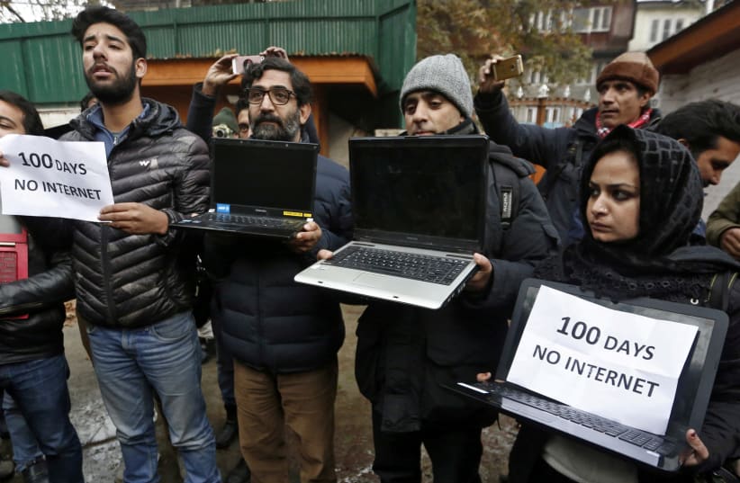 Kashmir protest against the restrictions on the internet in the region (photo credit: REUTERS)