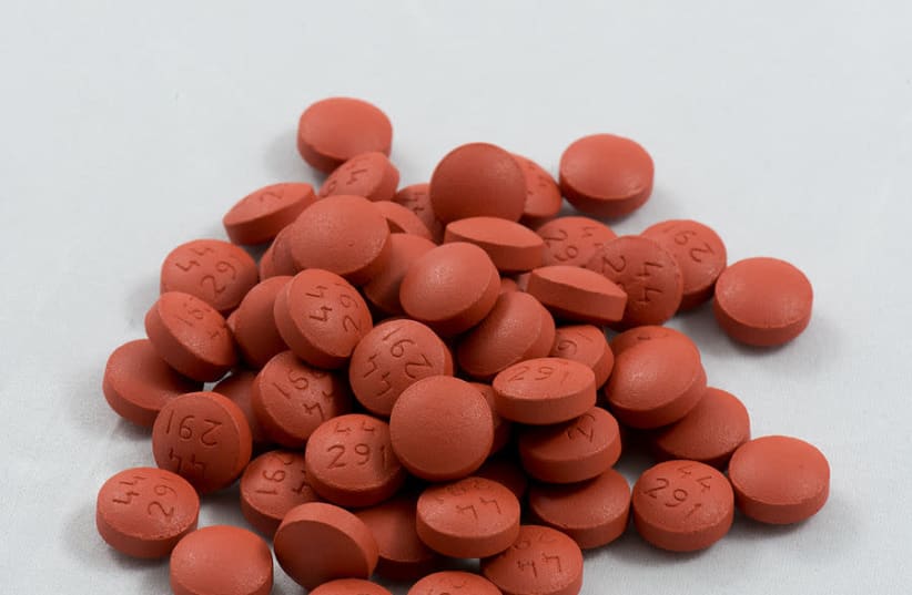 A pile of 200mg generic ibuprofen tablets. (photo credit: Wikimedia Commons)
