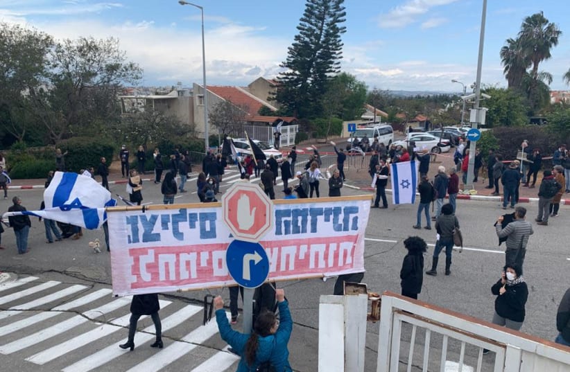 Protesters outside Knesset Speaker Yuli Edelstein's home, Herzliya, March 20, 2020 (photo credit: PROTEST ORGANIZERS)