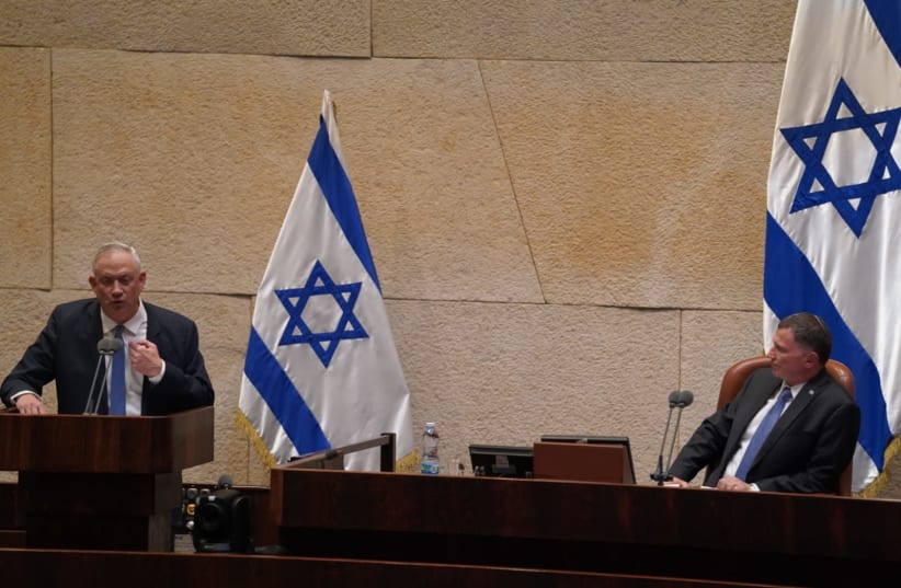 Blue and White leader Benny Gantz addresses a near-empty Knesset while Knesset Speaker Yuli Edelstein looks on, March 23, 2020 (photo credit: KNESSET SPOKESPERSON'S OFFICE)