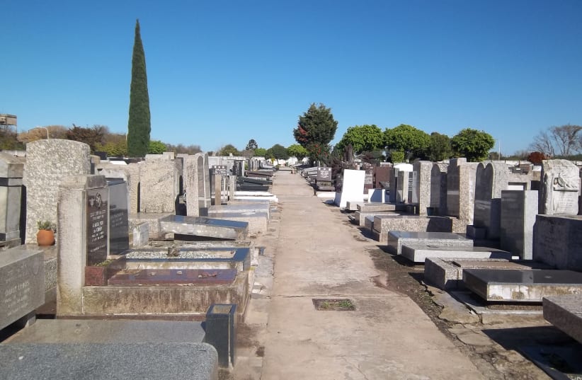 Old part of the Jewish cemetery of La Tablada, in the province of Buenos Aires, Argentina (photo credit: WIKIMEDIA COMMONS/DARIO ALPERN)