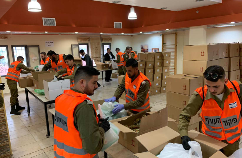 IDF troops preparing food packages for the elderly amid the coronavirus pandemic (photo credit: IDF SPOKESPERSON'S UNIT)