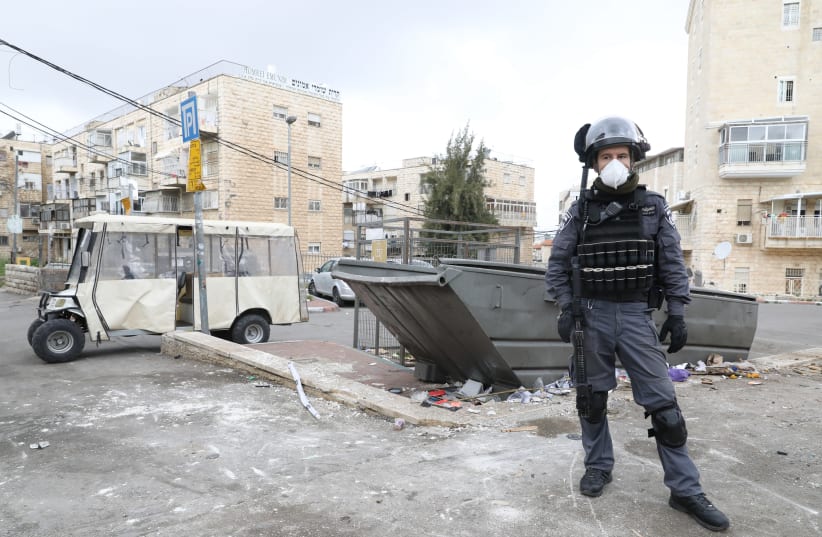 Border Police go about coronavirus inspections in Mea Shearim, a haredi neighborhood in Jerusalem. (photo credit: MARC ISRAEL SELLEM)
