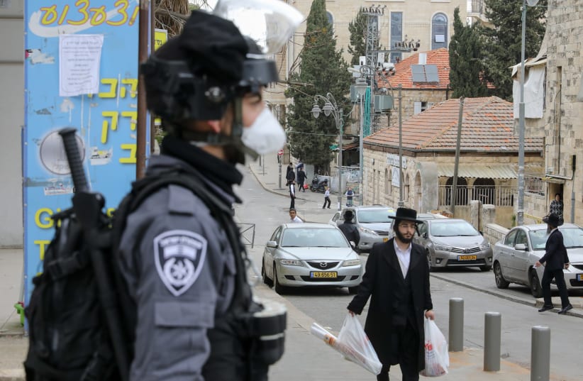 A policeman stands guard in Jerusalem's Mea Shearim neighborhood (photo credit: MARC ISRAEL SELLEM)