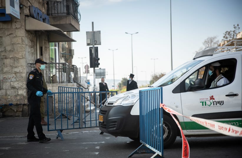 Israeli Police and soldiers at a temporary "checkpoint" at Bar Ilan junction in Jerusalem, April 13, 2020, (photo credit: YONATAN SINDEL/FLASH 90)