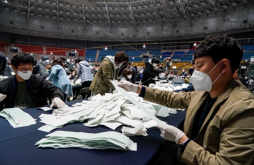 Vote counts in the parliamentary elections in Seoul, South Korea (photo credit: REUTERS/KIM HONG-JI)