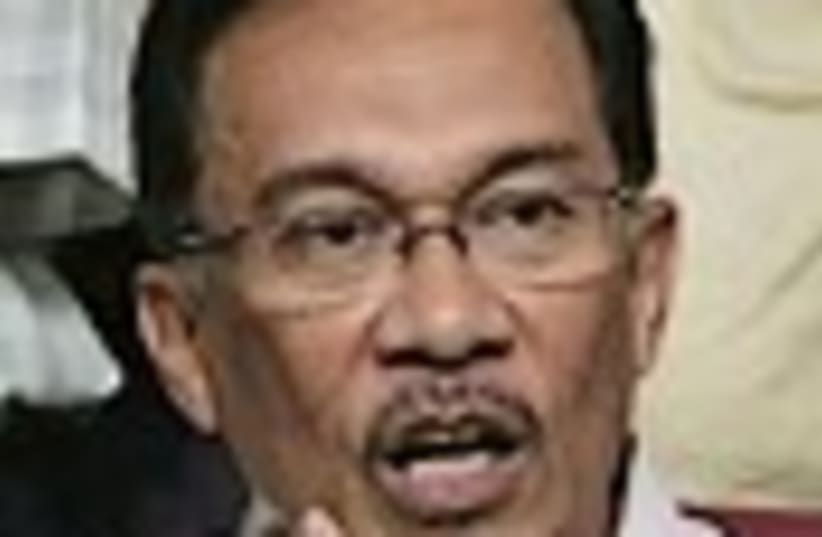 Anwar Ibrahim  88 (photo credit: )