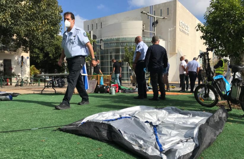 Police shut down a Tel Aviv tent protest by self-employed workers about unfair conditions amid the coronavirus pandemic.  (photo credit: AVSHALOM SASSONI)
