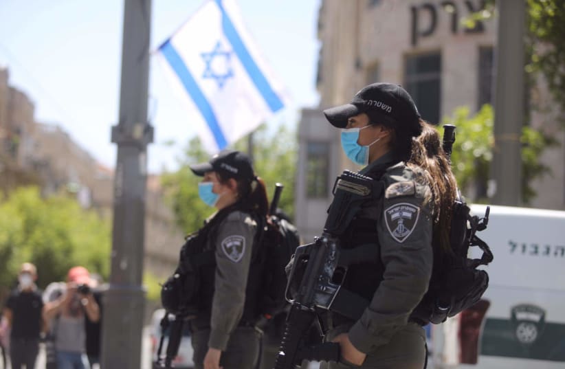Israel Border Police stop as the siren rings out across Israel to mark Yom Hazikaron, April 28, 2020 (photo credit: MARC ISRAEL SELLEM/THE JERUSALEM POST)