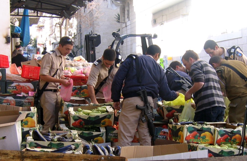Army food volunteers pack food baskets (photo credit: Courtesy)