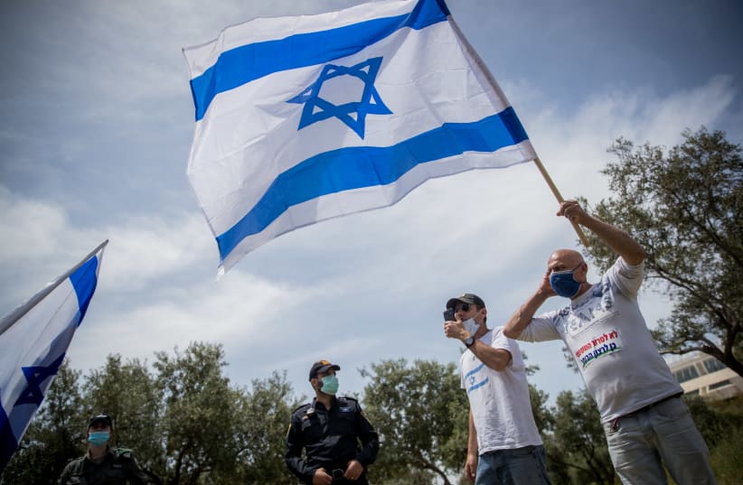Right Wing activists protest against the Supreme Court and in support of Prime Minister Benjamin Netanyahu, outside the Supreme Court in Jerusalem, May 3, 2020 (photo credit: YONATAN SINDEL/FLASH 90)