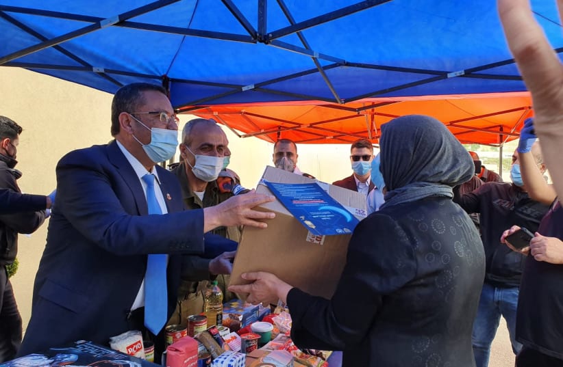 Jerusalem Mayor Moshe Lion hands out food in Shuafat (photo credit: JERUSALEM MUNICIPALITY)