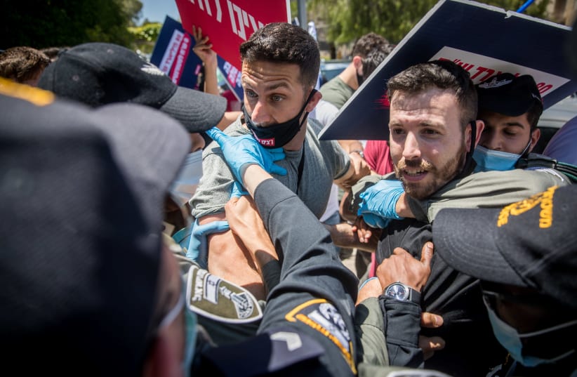 Israeli students clash with police as they take part in a protest calling for financial aid and equlity in higher education, in Jerusalem May 7, 2020 (photo credit: YONATAN SINDEL/FLASH90)