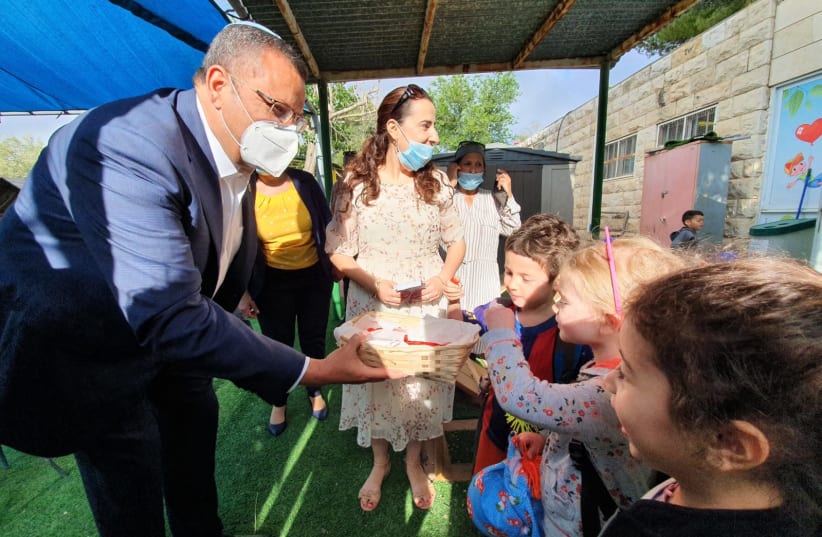 Jerusalem Mayor Moshe Lion welcomes students on their first day back to school (May 10, 2020) (photo credit: JERUSALEM MUNICIPALITY)